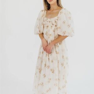Chic Floral Maxi Dress in Cream